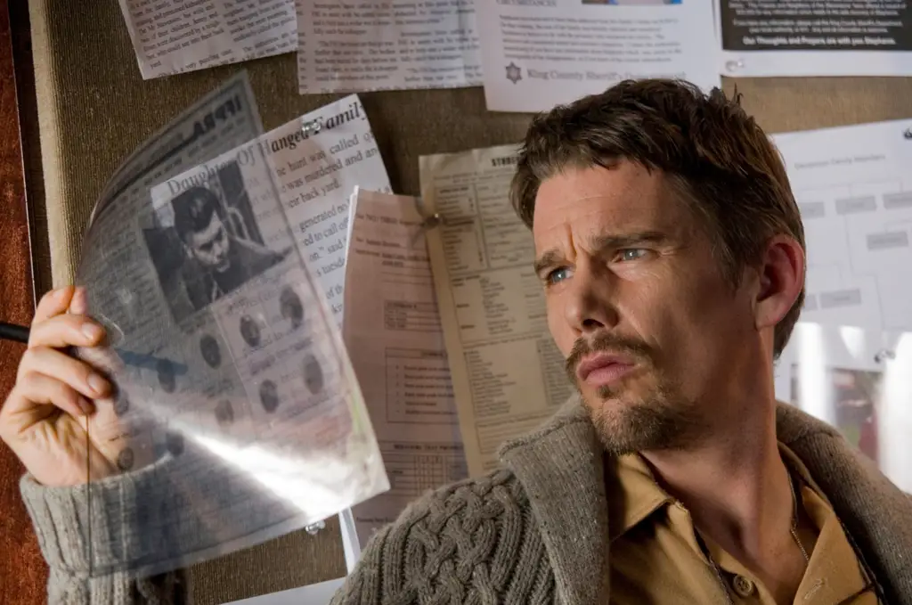 Ethan Hawke sebagai Ellison Oswalt dalam Sinister