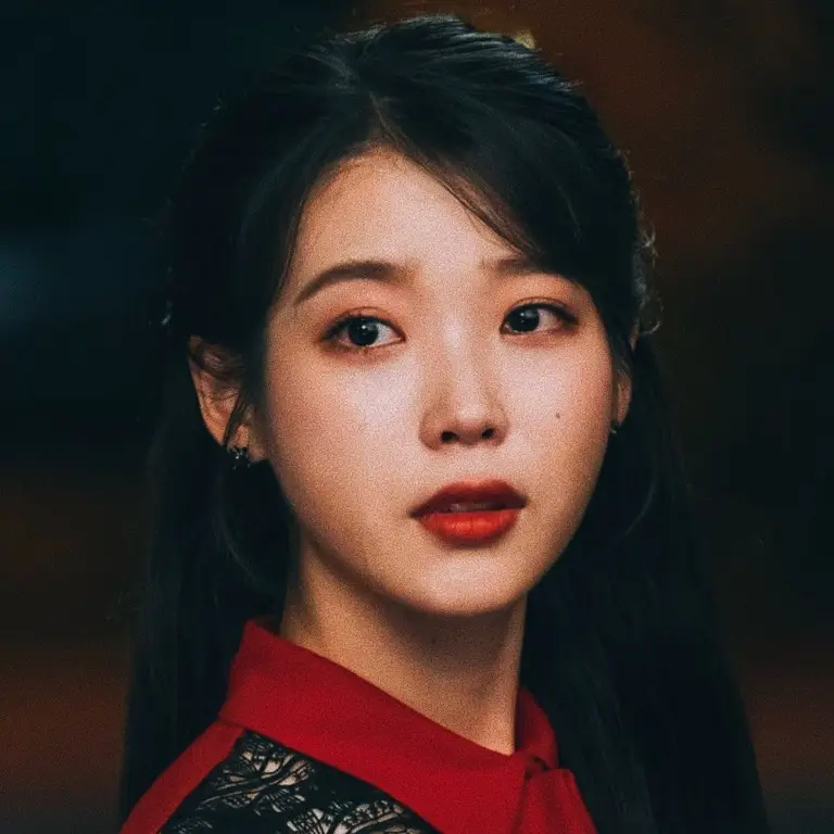 IU sebagai Man Wol dalam drama Hotel del Luna