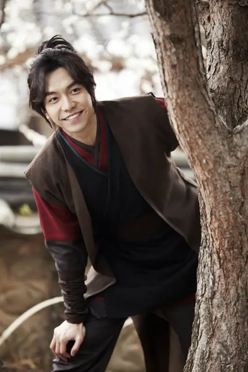 Lee Seung Gi sebagai Choi Kang Chi dalam Gu Family Book