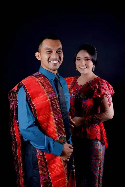 Pasangan romantis dengan pakaian adat Indonesia