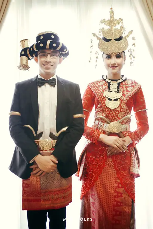 Pasangan pengantin dalam pakaian adat Indonesia