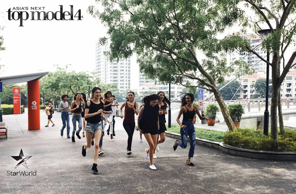 Para kontestan Asia’s Next Top Model season 6 berpose di sebuah photoshoot