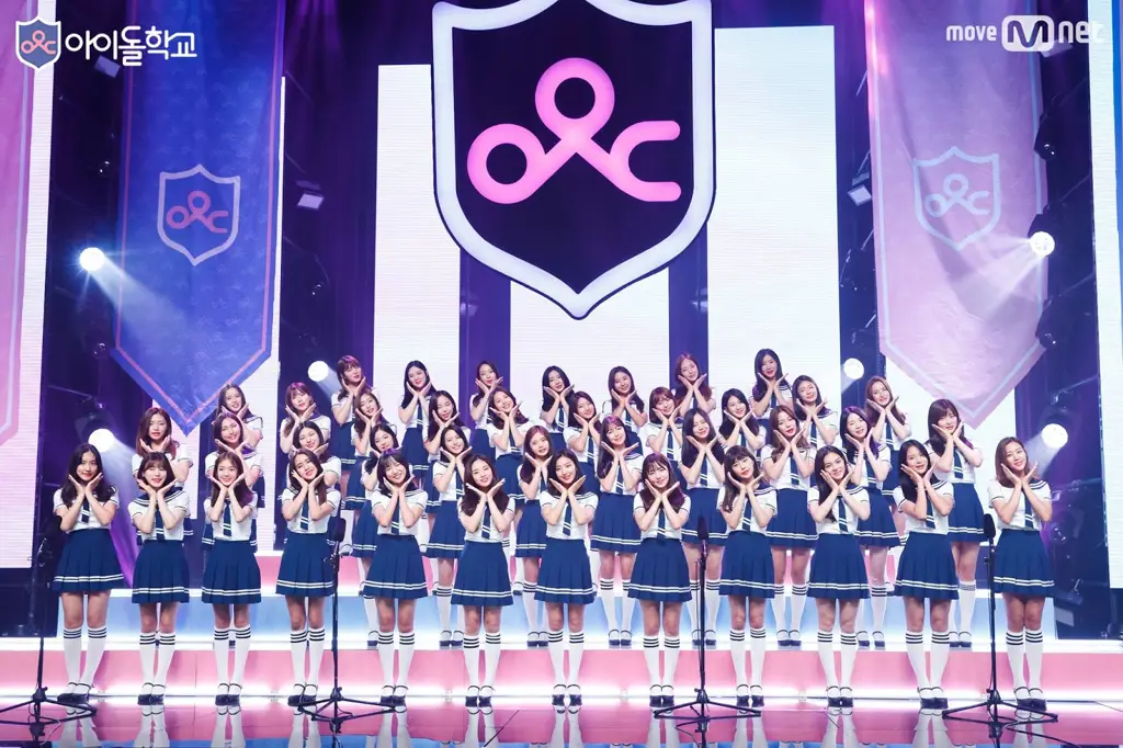 Para kontestan Idol School berlatih vokal dan dance