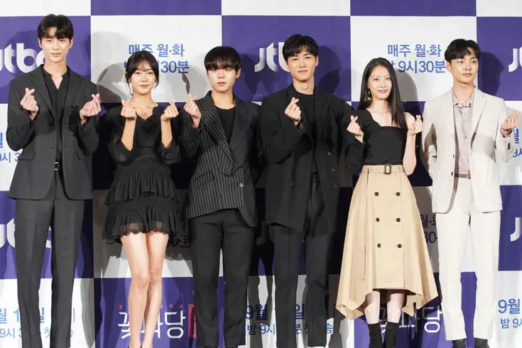 Potret para pemain Flower Crew Para pemain Flower Crew dalam sebuah adegan