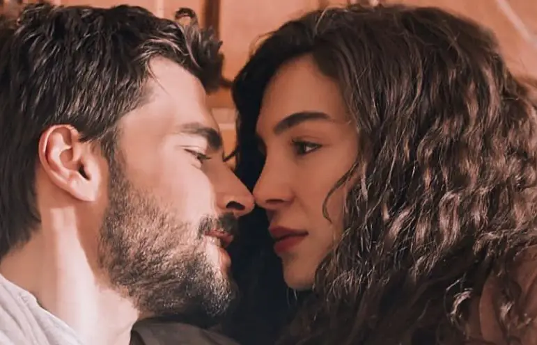 Foto para pemeran utama Hercai