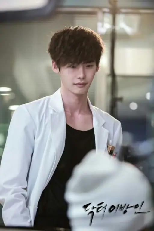 Karakter utama Park Hoon di Doctor Stranger