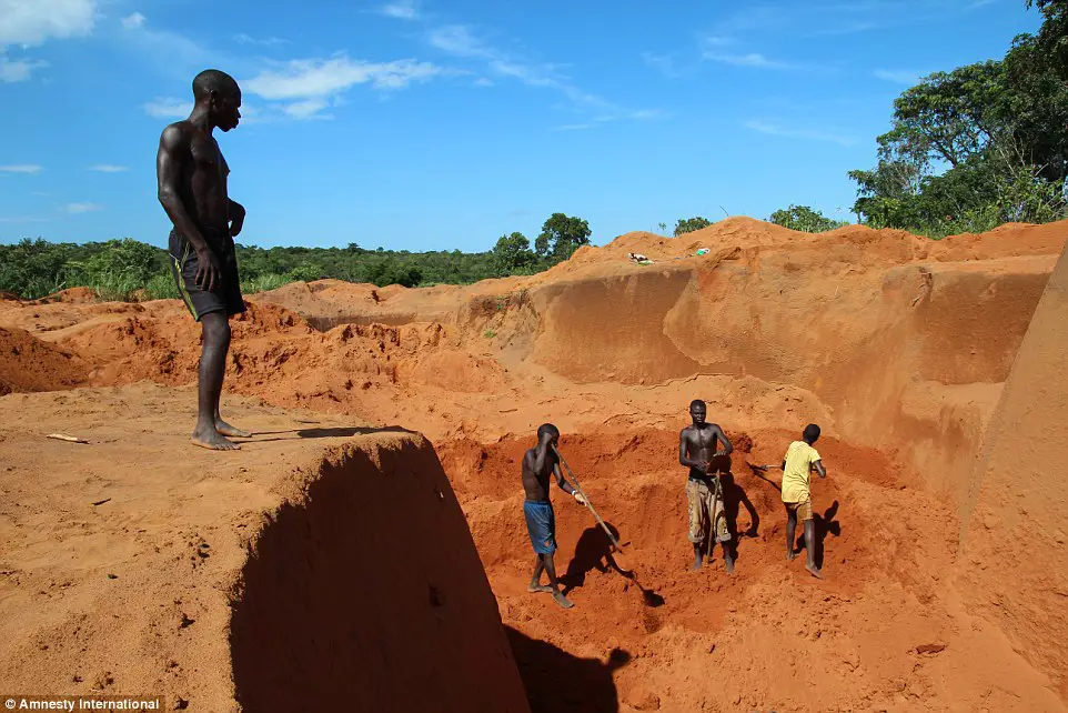 Gambar penambangan berlian konflik di Afrika