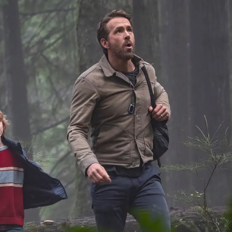 Ryan Reynolds dalam film Adam Project