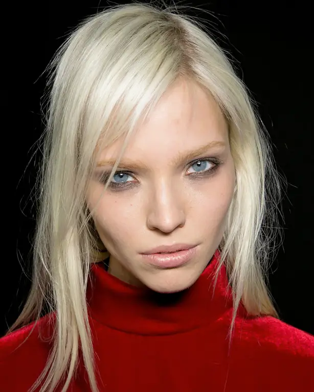 Sasha Luss sebagai Anna Poliatova dalam film Anna (2019)