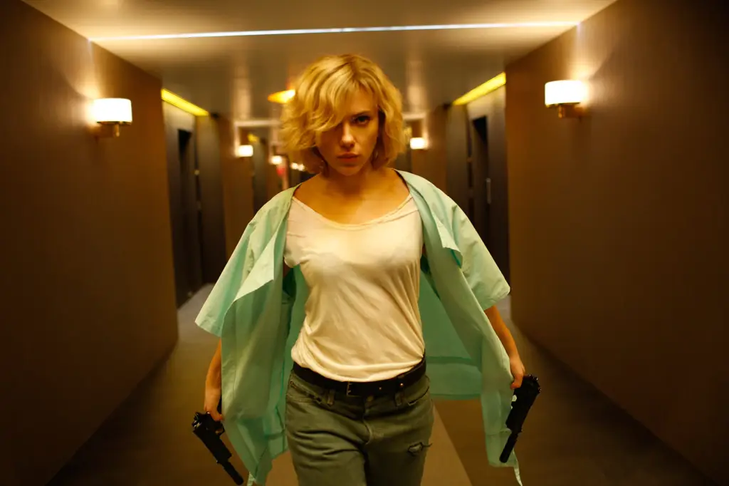 Scarlett Johansson sebagai Lucy dalam film Lucy