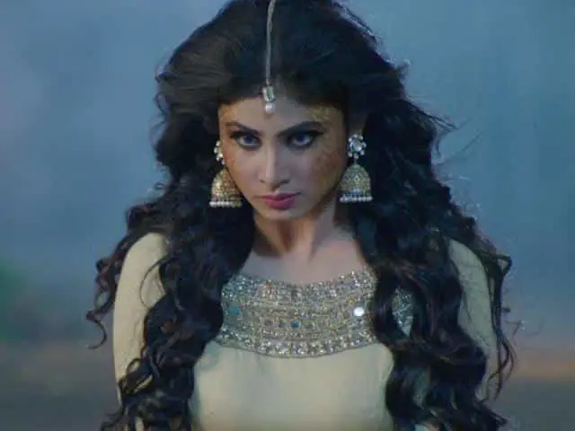 Shivanya (Mouni Roy) dalam Naagin 2