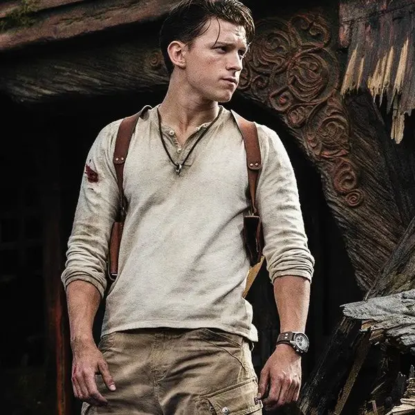 Tom Holland sebagai Nathan Drake dalam film Uncharted