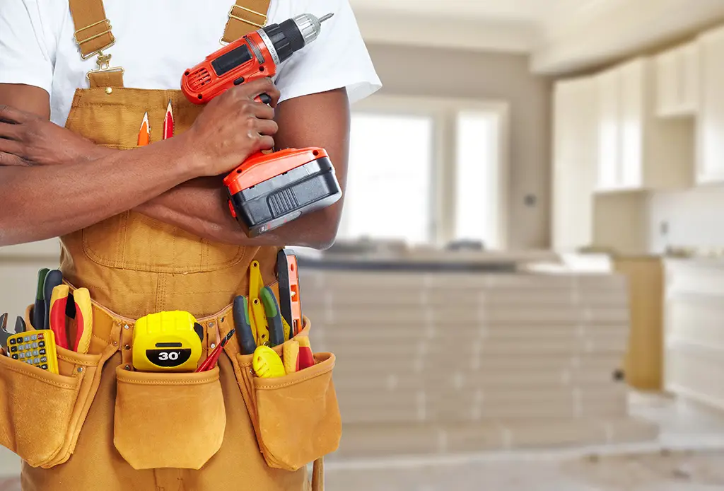 Seorang profesional sedang mengerjakan proyek perbaikan rumah.