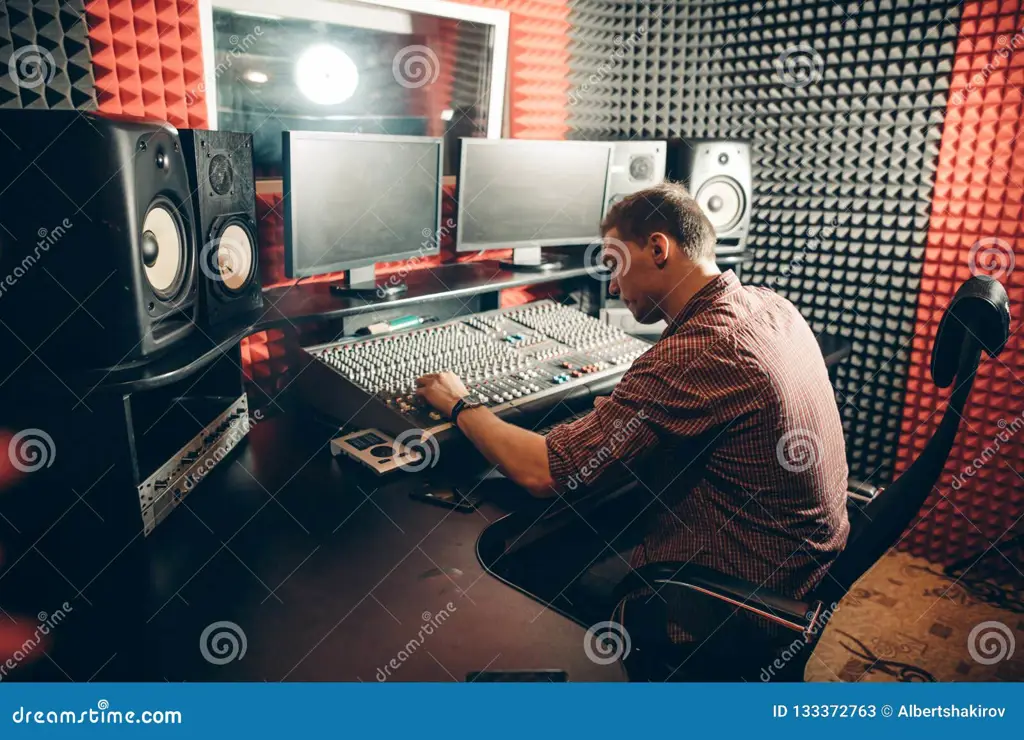 Sound engineer sedang bekerja di studio rekaman