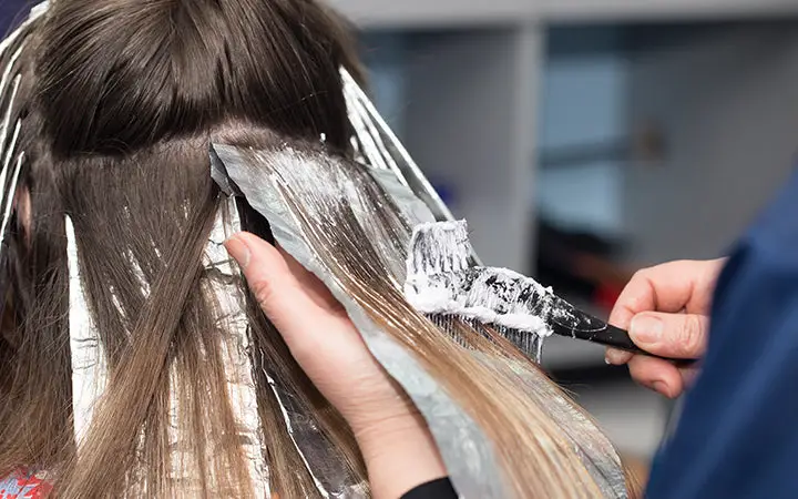 Wanita sedang melakukan bleaching rambut