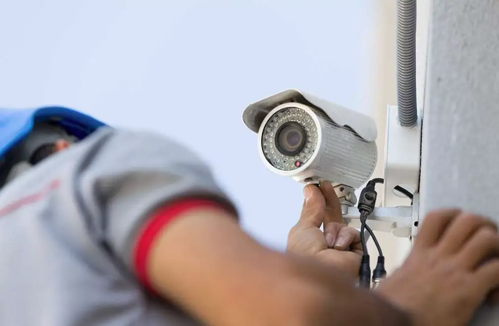 Teknisi sedang memasang CCTV