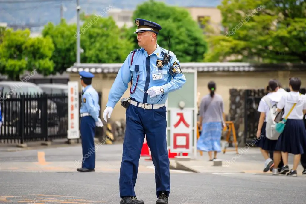 Seorang polisi Jepang sedang bekerja