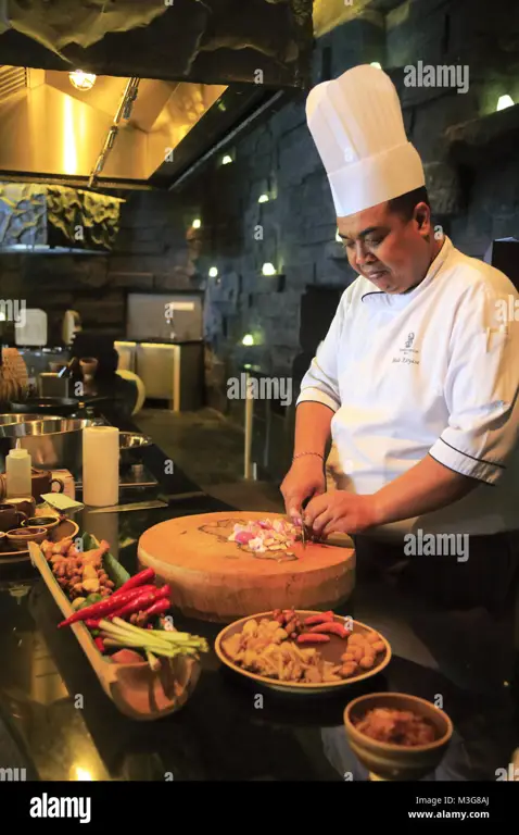 Tangan sedang menyiapkan makanan Indonesia