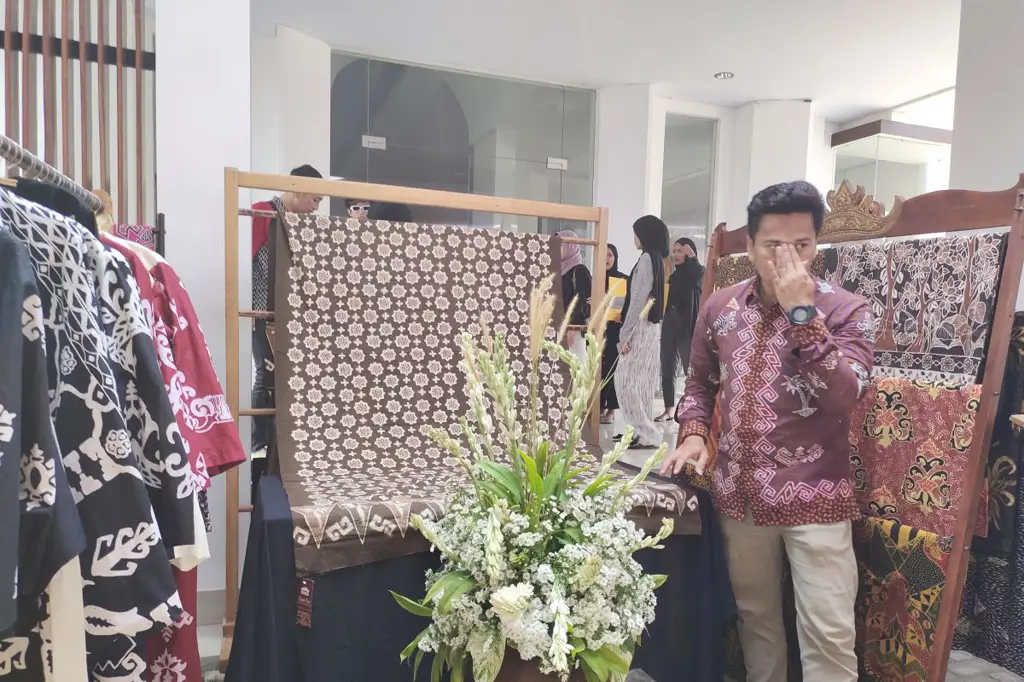 Pengrajin batik sedang membuat batik tulis di Griya Batik Gabovira