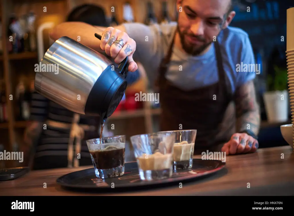 Barista sedang membuat kopi di kafe