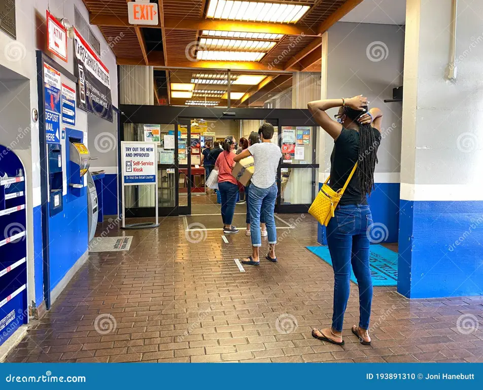 Masyarakat sedang mengurus keperluan administrasi di PTSP Bandar Lampung