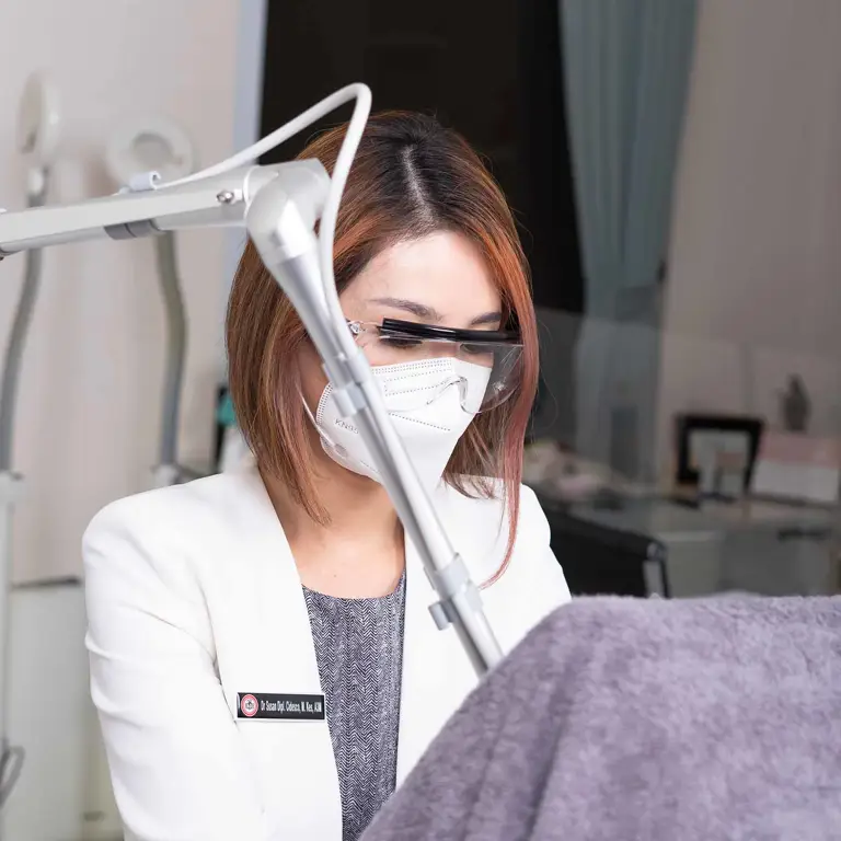 Wanita Sedang Menjalani Perawatan Intimate Bleaching Laser