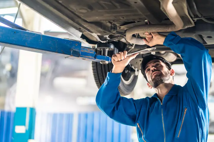 Teknisi sedang memperbaiki bodi mobil