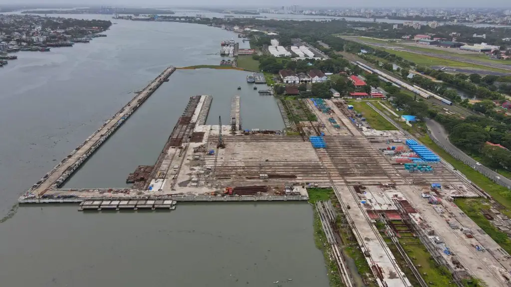 Gambar proses perbaikan kapal di dok kering Bandar Victory Shipyard