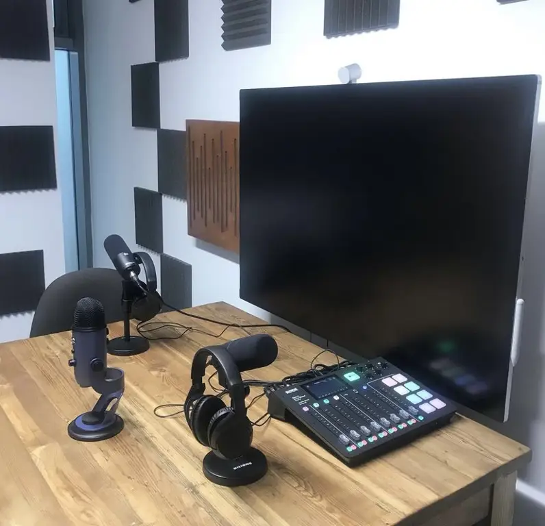 Suasana Studio Rekaman Podcast