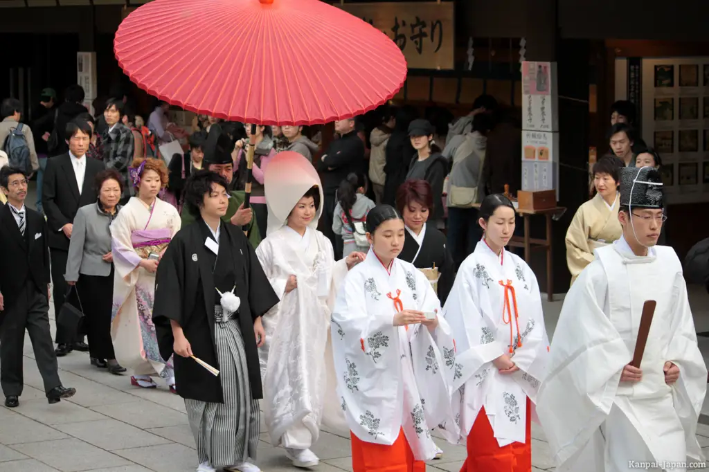 Pasangan yang sedang menjalani prosesi pernikahan adat Jepang