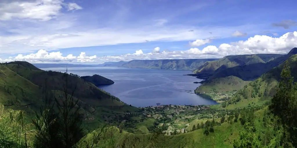 Pemandangan Pulau Samosir yang indah terlihat dari Bandara Silangit