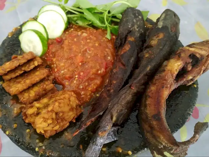 Sambal pecel lele yang pedas dan nikmat