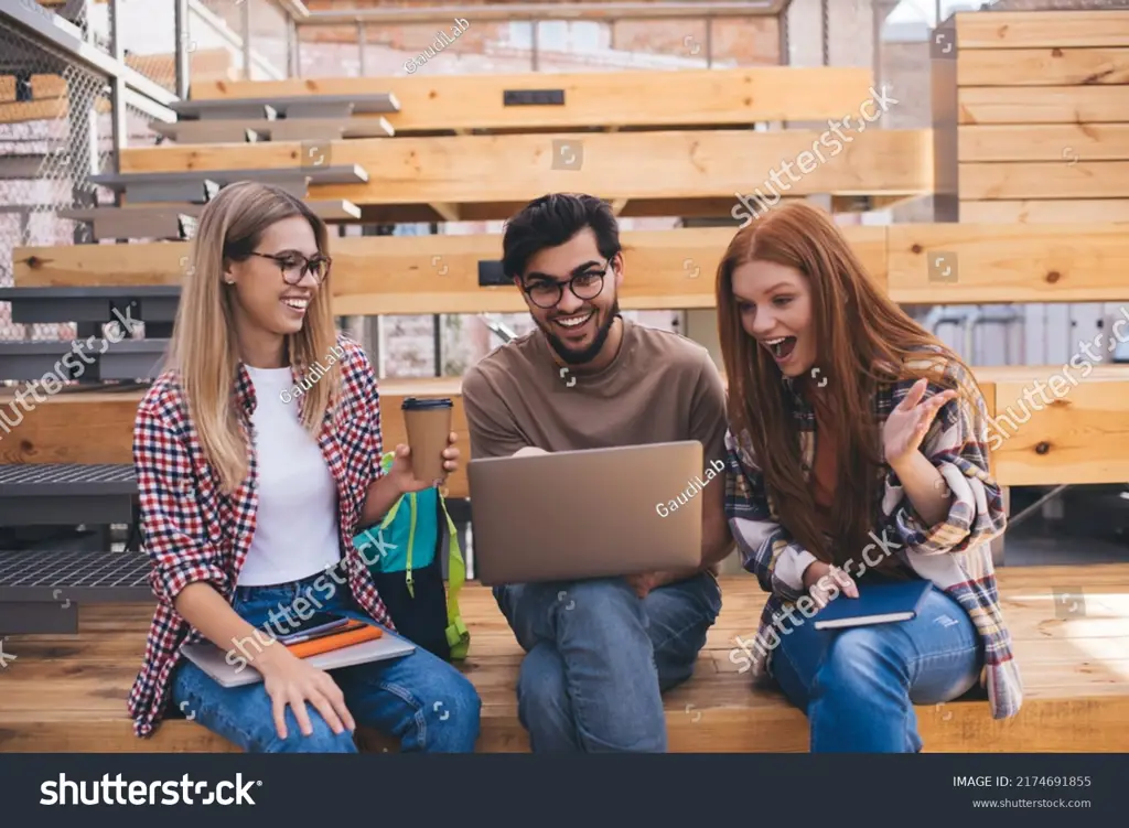 Gambar sekelompok siswa dengan guru yang terkejut