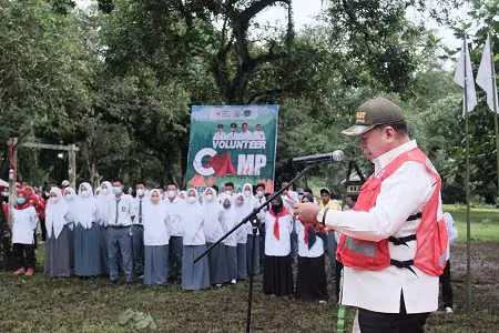 Para relawan PMI sedang beraksi