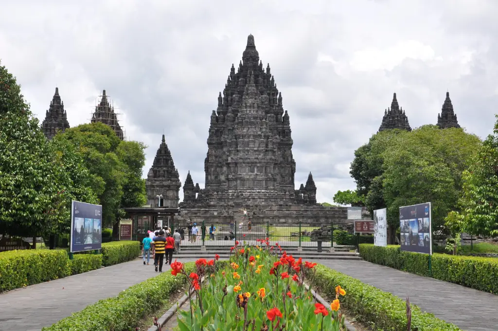 Candi Prambanan dengan relief yang indah