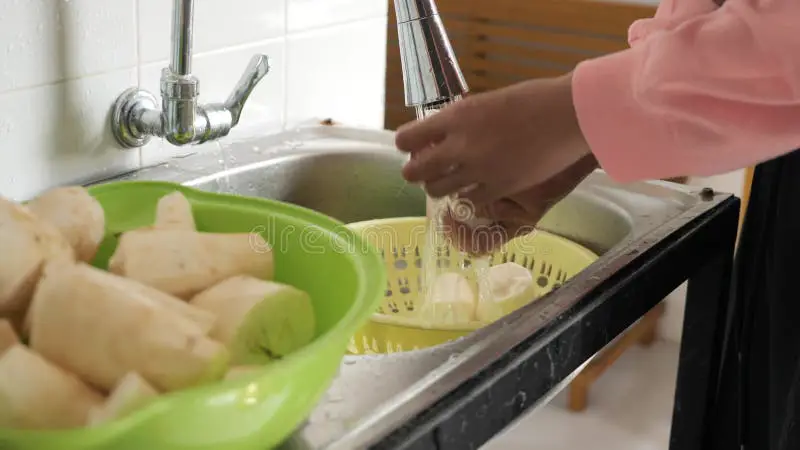 Seorang wanita memasak makanan Indonesia