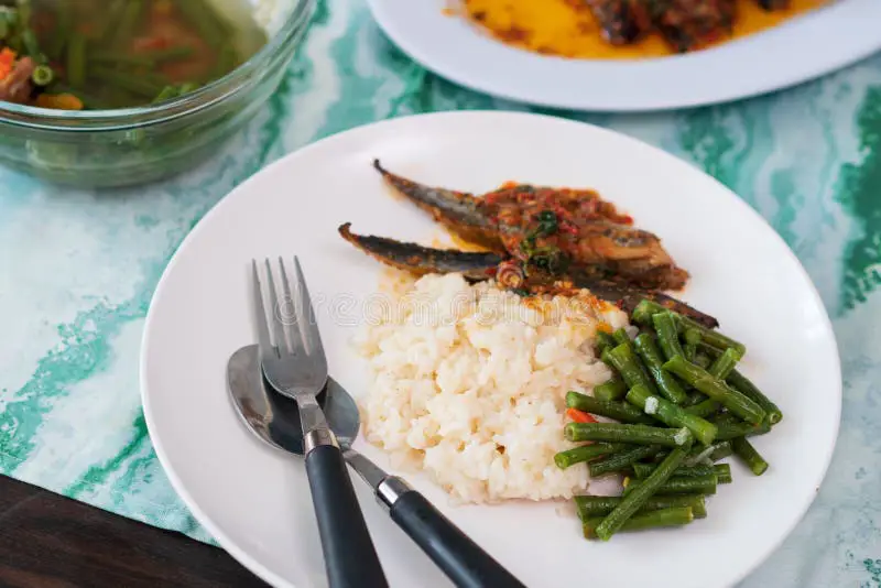 Gambar seseorang sedang memasak makanan Indonesia