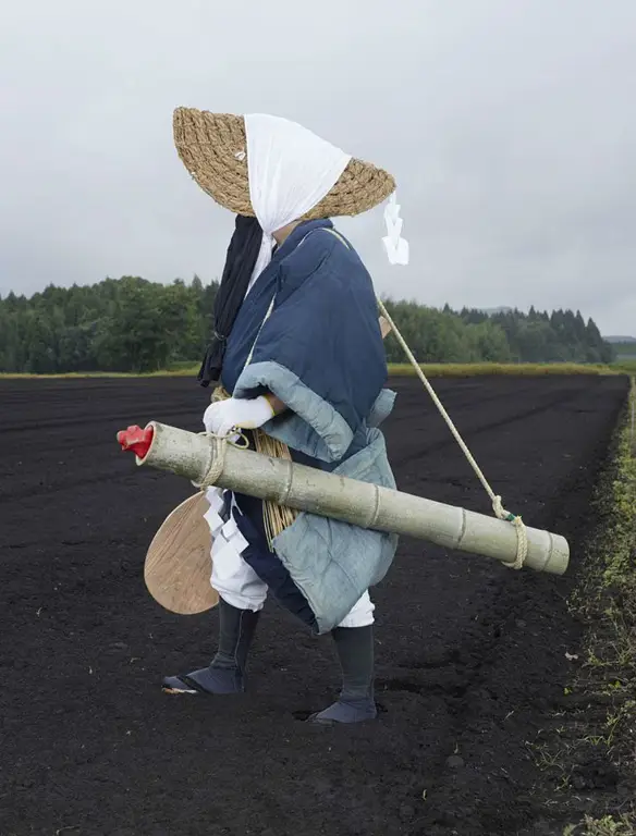 Seorang pengusir setan Jepang sedang melakukan ritual