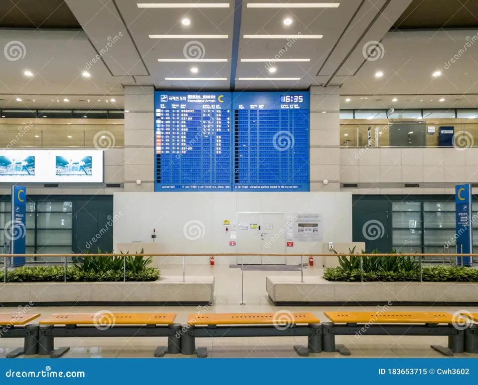 Ruang kedatangan di Bandara Incheon yang luas dan modern