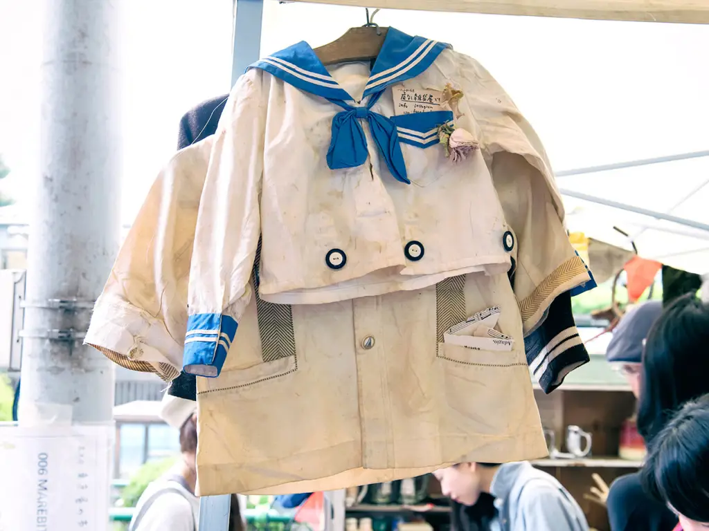 Foto-foto jadul sailor seifuku yang menunjukkan desain klasik.