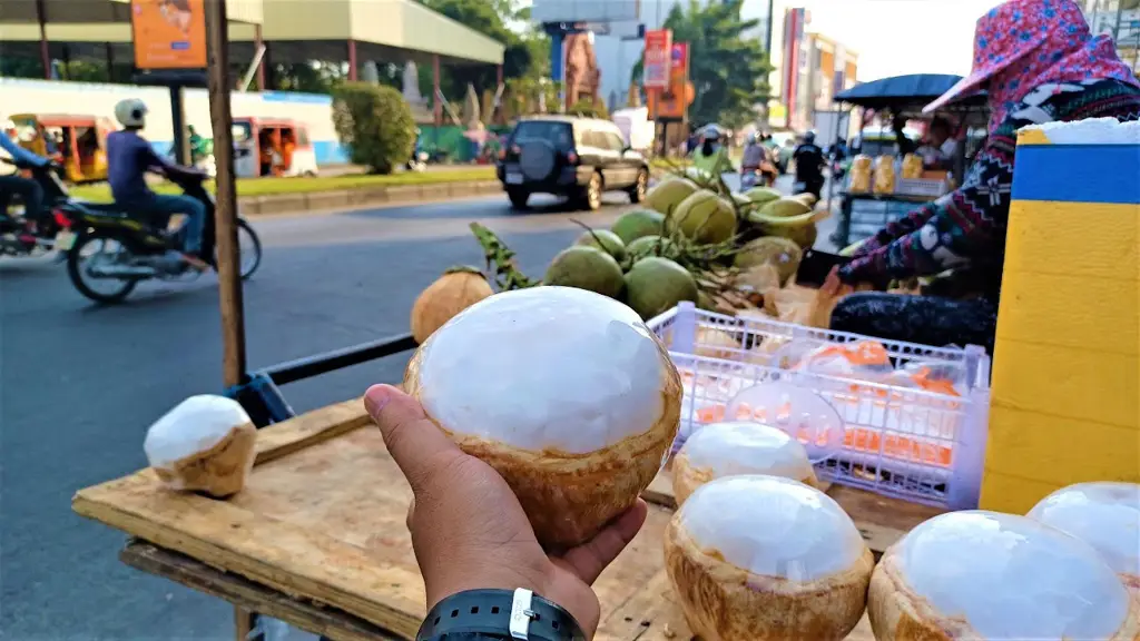 Kue Kamboja disajikan dengan kelapa parut