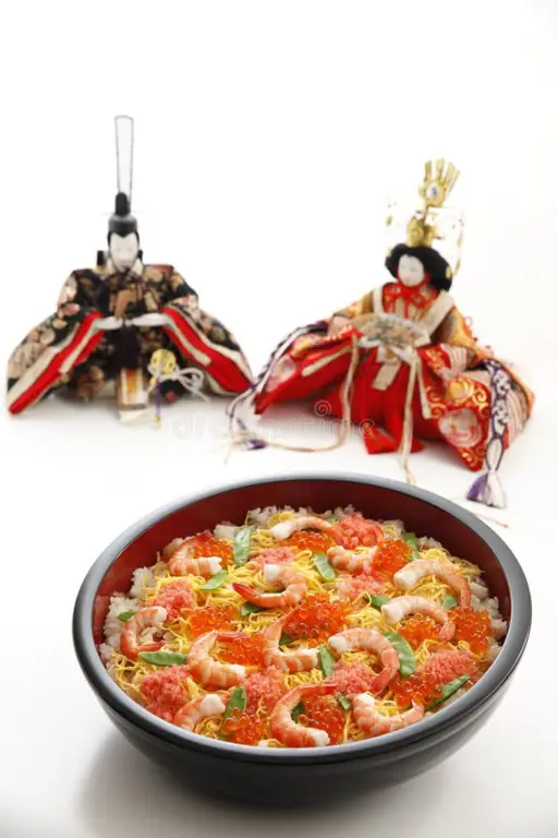 Makanan khas Hinamatsuri seperti Hishimochi dan Shirozake