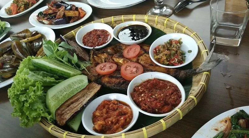 Berbagai macam menu sarapan tradisional Lampung seperti Nasi Uduk dan Bubur Ikan