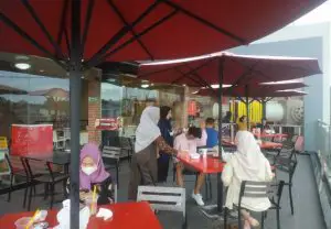 Suasana nyaman di sebuah cafe di Kedaton