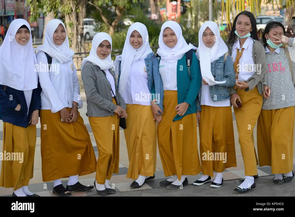 Gambar sekelompok santri mengenakan seragam khas pesantren