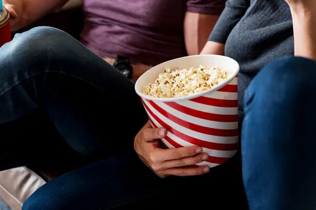 Teman-teman menonton film bersama