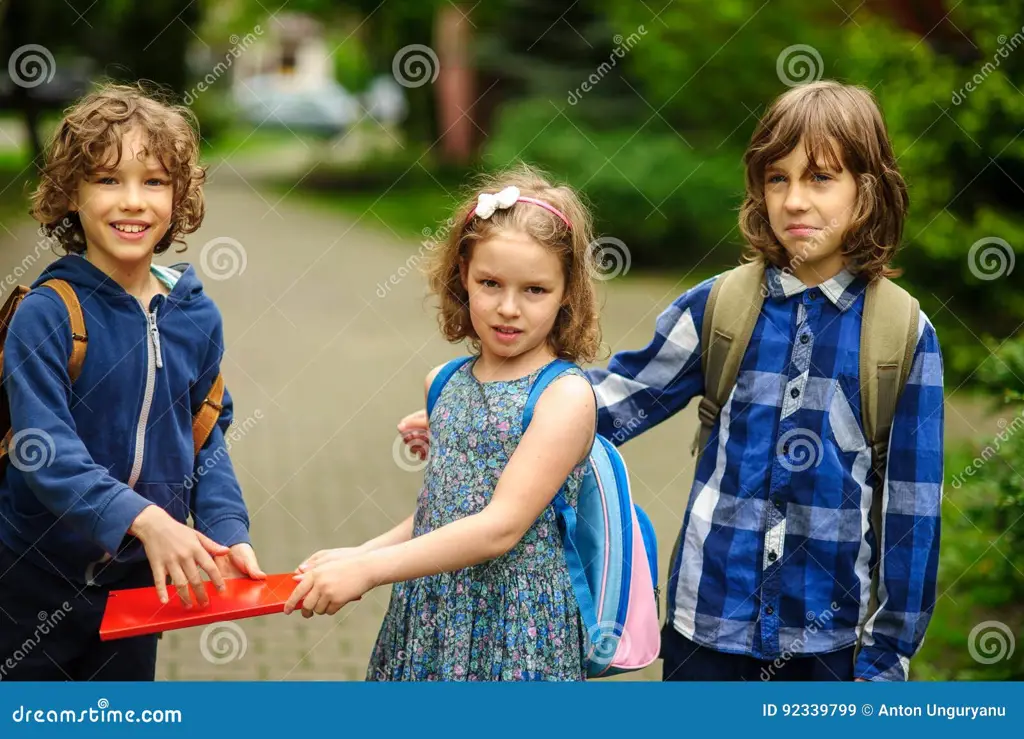 Gambar siswa-siswa yang bahagia di halaman sekolah