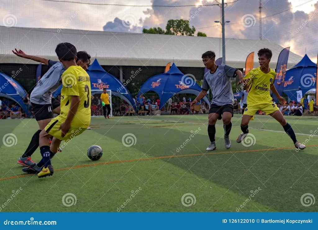 Para pemain Kamboja U19 merayakan gol