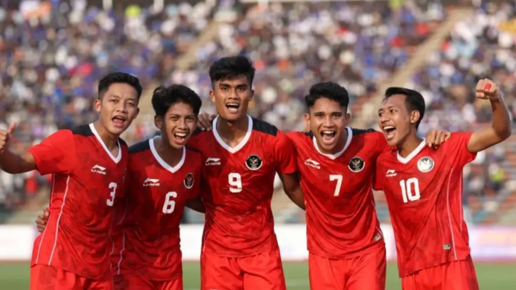 Tim Indonesia U22 merayakan gol