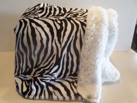 Selimut dengan motif zebra yang stylish